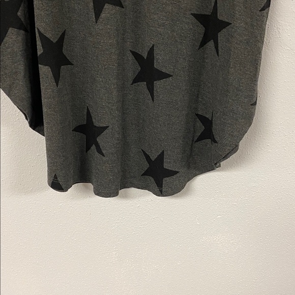 Torrid V-Neck Tank with Black Star Print. Size 00 - Picture 3 of 5